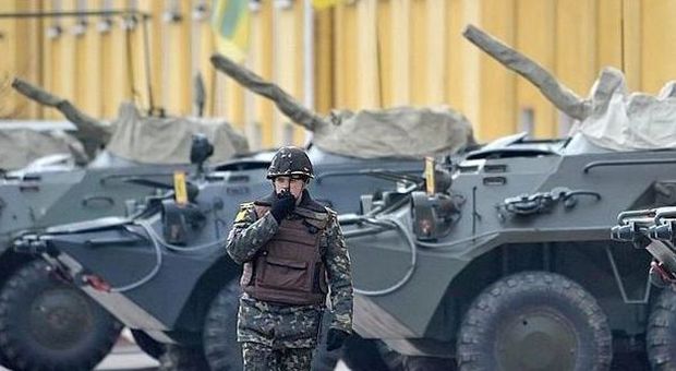 Ucraina, ultimatum di Mosca: «Soldati in Crimea si arrendano entro le 5». Ma poi arriva la smentita