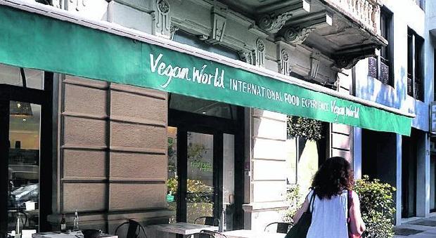 «Mangiate da schifo»: insulti e pestaggio a vegani in un ristorante a Milano