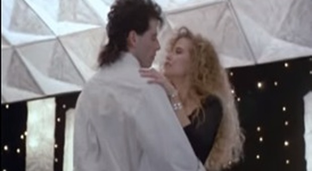 Kelly Preston e John Travolta, il sexy ballo nel film "Gli esperti americani": sul set è nato il loro amore