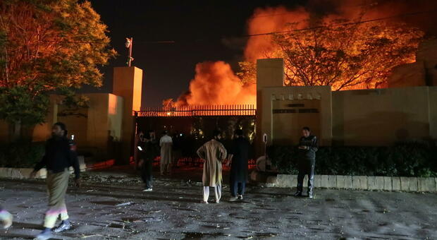 Esplode bomba nel parcheggio dell'hotel: è strage in Pakistan