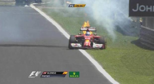 Le fiamme sulla F14T di Fernando Alonso a San Paolo