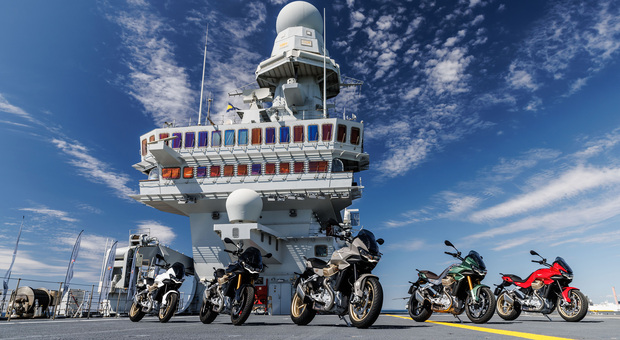 La nuova Moto Guzzi ”Aviazione Navale” sul ponte della portaerei Cavour