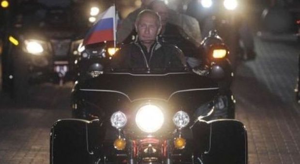 Obama colpisce i Lupi della notte fanatici di Putin