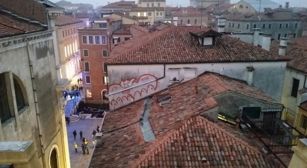 Graffiti sul palazzo di Prada: denunciati due writer polacchi