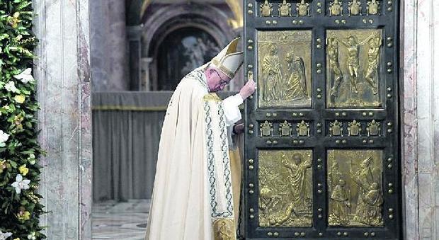 Il Papa chiude la Porta Santa la misericordia resta aperta