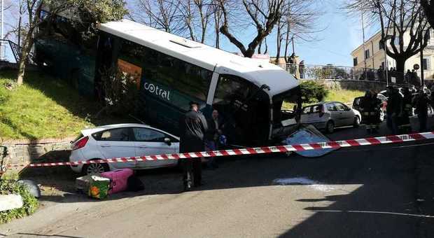 immagine Bus Cotral pieno di studenti finisce fuori strada e vola giù dalla scarpata (Foto Luciano Sciurba)