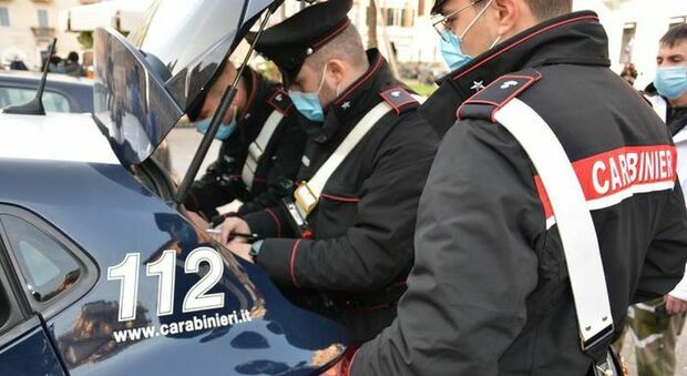 Droga nel portafoglio: denunciato per spaccio dai carabinieri dopo un controllo