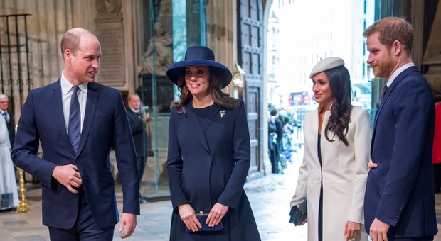 Monarchia social: Harry-Meghan e William-Kate ai ferri corti, ma 'uniti' dal gruppo WhatsApp