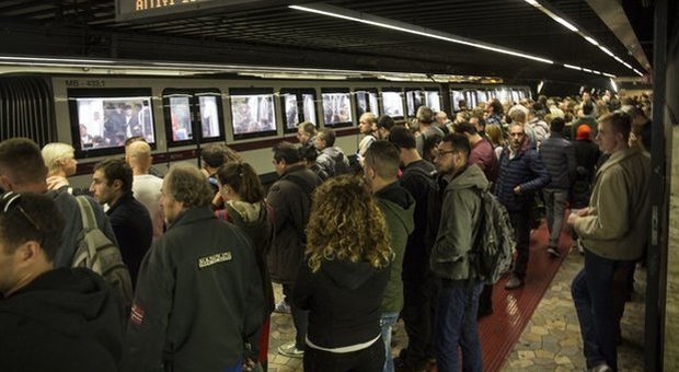 Due uomini svengono nella metro: rallentamenti delle linee A e B