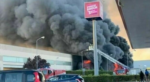 Incendio nella zona industriale, Arpa Puglia: valori dell'aria compromessi 70 volte superiori a quelli consentiti