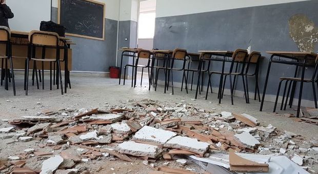 Napoli, crolla il solaio di una scuola 180 studenti senza aula da un mese