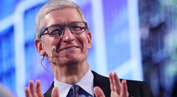 Apple, mega stipendio da 102 milioni di dollari a Tim Cook