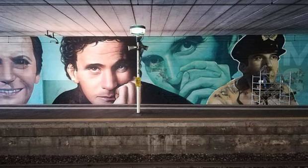 Torna il murales di Troisi e Noschese alla stazione Circum