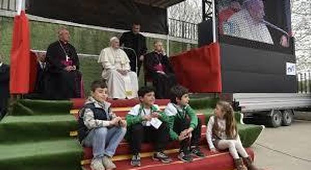 Papa Francesco a Tor de Schiavi accusa preti e cardinali di allontanare i giovani perchè noiosi e musoni