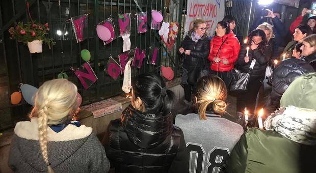 Bimba ferita a Napoli, un gruppo di mamme in preghiera davanti all'ospedale