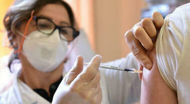 Falsi vaccini Covid, l'Ordine degli infermieri di Napoli: «Subito provvedimenti disciplinari»
