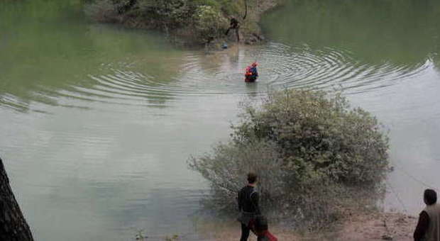 ​Il livello del lago sale all'improvviso: due pescatori restano in trappola