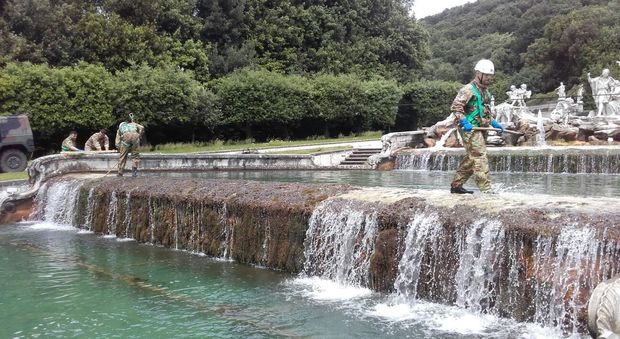 i militari della Garibaldi ripuliscono le fontane della Reggia di Caserta