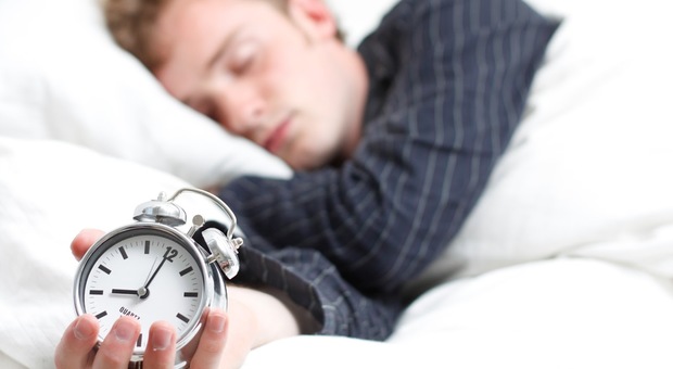 Chi dorme anche dopo il suono della sveglia è più intelligente