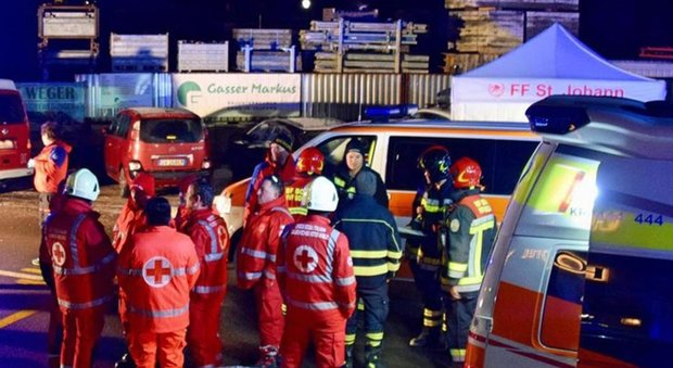 immagine Incidente: auto travolge un gruppo di turisti, morti 6 ventenni e 11 feriti a Brunico. Guidatore arrestato: «Era ubriaco»