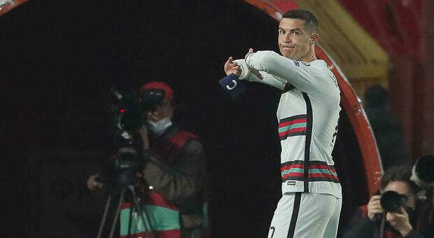 Ronaldo, la fascia gettata a terra venduta a 64 mila euro: il ricavato aiuterà un bambino con atrofia muscolare spinale