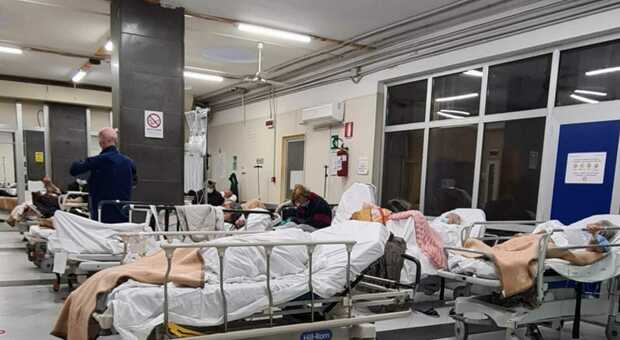 Napoli, l'ospedale Cardarelli al collasso: «Boom di ricoveri, stop agli interventi»
