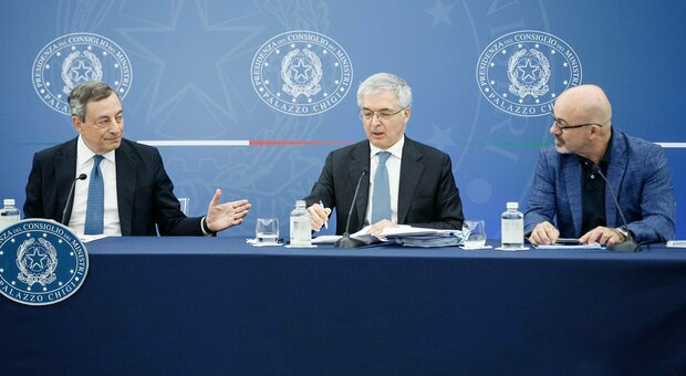 Decreto Aiuti-Bis, Mario Draghi: «Così sosteniamo la ripresa dell'Italia». Con lui i ministri Daniele Franco e Roberto Cingolani