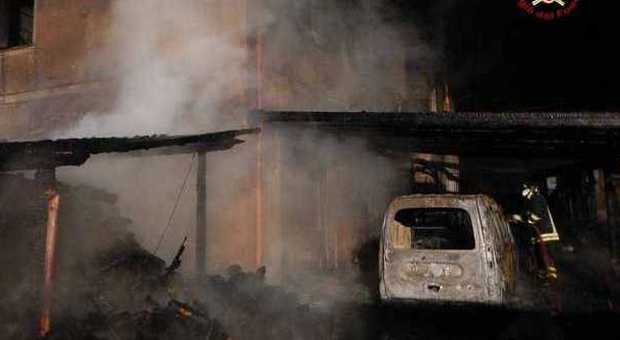 Incendio nella notte: distrutte due ville e quattro automobili