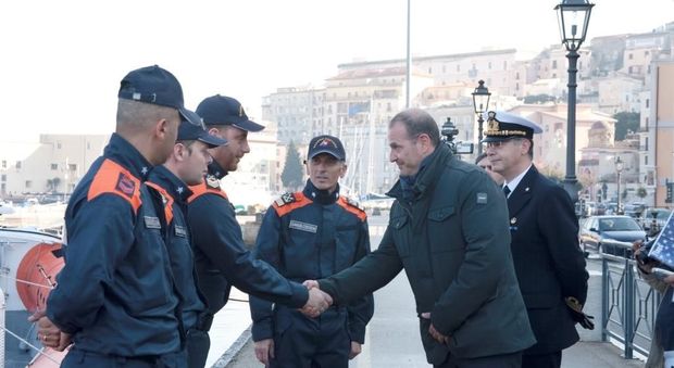 Gaeta, il sindaco Cosmo Mitrano saluta l'equipaggio della motovedetta Cp 308