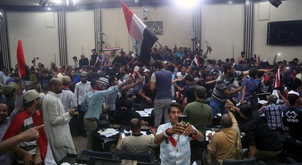 Iraq, caos a Baghdad: esplode autobomba e fa almeno 21 morti. Manifestanti irrompono in Parlamento