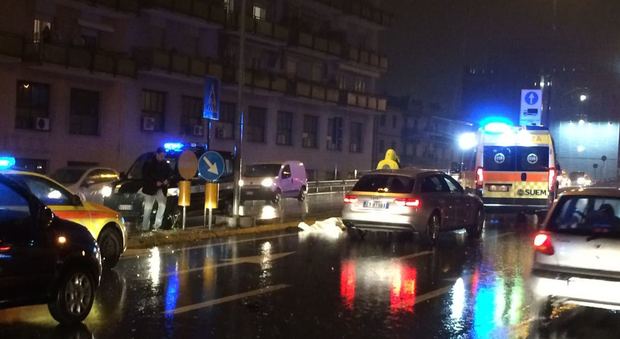 Attraversa la strada sotto la pioggia: 52enne travolto e ucciso da un'auto
