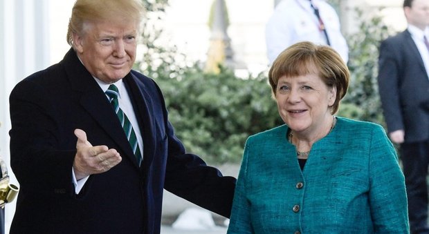 Merkel alla Casa Bianca: primo faccia a faccia con Trump. Giallo stretta di mano rifiutata
