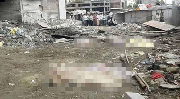 India choc, crolla il piano di un edificio: morti otto operai, si scava tra le macerie