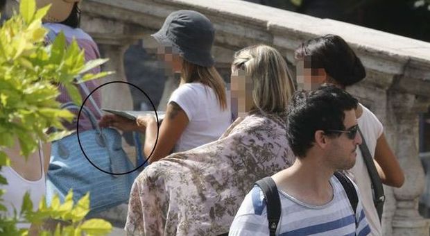 Ecco come le rom borseggiano i turisti Assalti dal Colosseo al Campidoglio