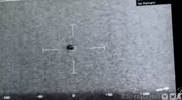 Ufo, nuovo video confermato dal Pentagono: disco volante segue nave da guerra Usa e poi si inabissa