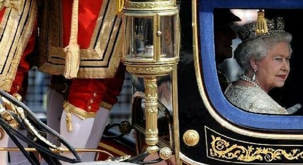 Regina Elisabetta, le battute di un mito che resiste: «Non posso vestirmi di beige, nessuno saprebbe chi sono». E gli ombrelli sempre trasparenti