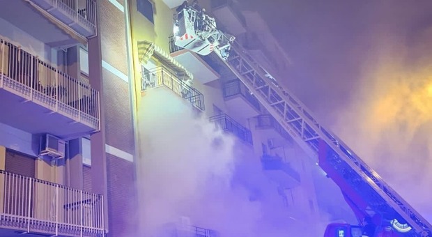 Incendio nel condominio, almeno 15 persone evacuate dai balconi