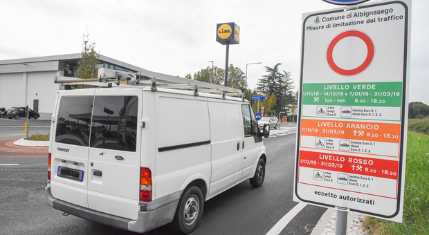 Blocchi del traffico, dal 1° ottobre si riparte: tutte le limitazioni per le auto inquinanti (e non solo). Ecco quali devono restare in garage