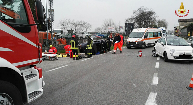 Schianto sulla "Bresciana", un'auto si ribalta dopo l'impatto: un ferito