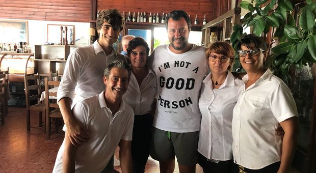 Matteo Salvini dee-jay a sorpresa: blitz del ministro a Fregene con la fidanzata Elisa Isoardi