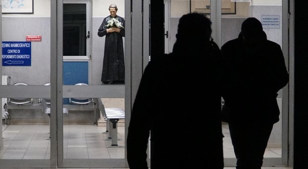 Formiche in ospedale a Napoli, sospesi due infermieri e due sindacalisti