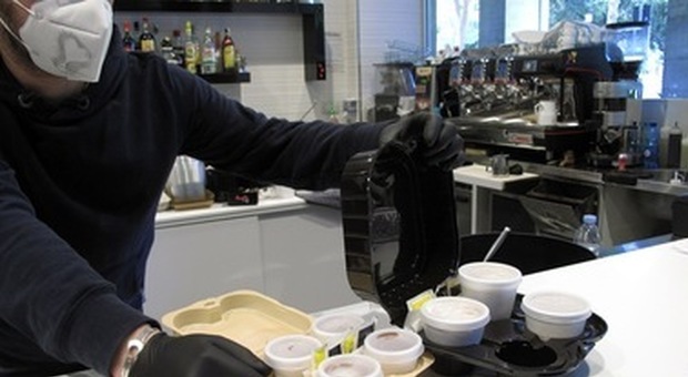 Coronavirus, il barista porta il caffè ai poliziotti in servizio: multato