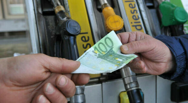 Ripartenza con il caro carburante. «Salasso da 266 euro a famiglia». Gli aumenti di diesel e benzina