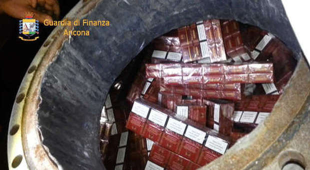 Contrabbando, una tonnellata di sigarette nel Tir: due arresti