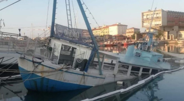 Livorno, la barca-ristorante affonda: camerieri down senza lavoro