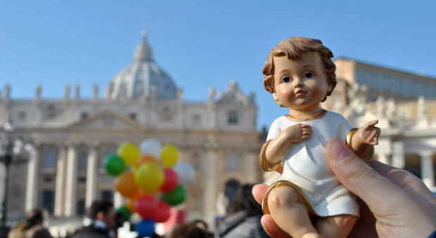 L'abbraccio di Papa Francesco: «Natale senza Gesù Bambino è solo una festa vuota»