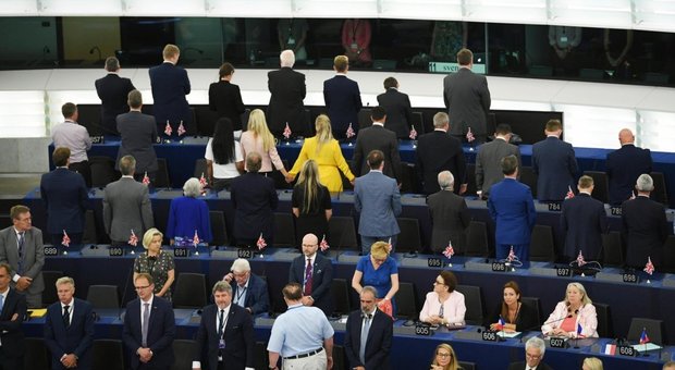 I deputati del Brexit Party voltano le spalle durante l’inno europeo