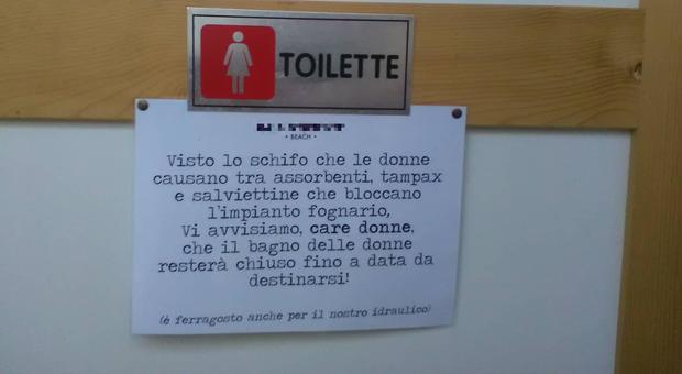 Polemica per il cartello sulla toilette: «Offende le donne»