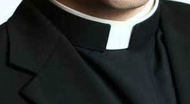 Ex prete 50enne va in giro con l'abito talare: multato