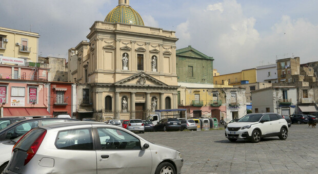 Covid a Napoli, assembramenti in piazza Mercato: sanzionate 18 persone